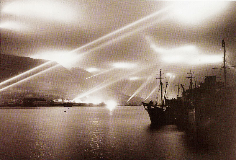 800px-Gibraltar_searchlights.jpg